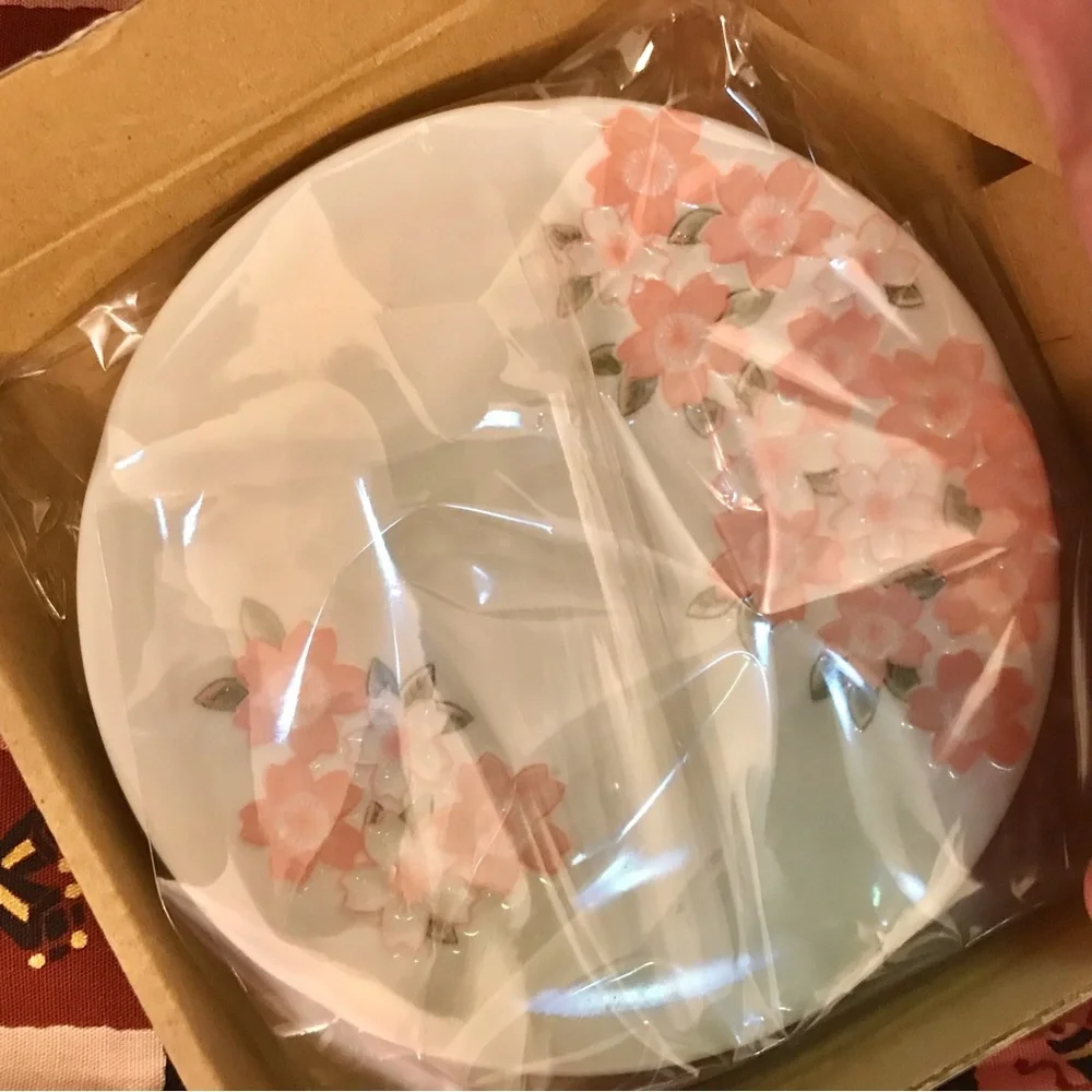 Sakuraco Wagasi Sakura dish with black Chasen and pink cat tea bowl NIB - Picture 6 of 13